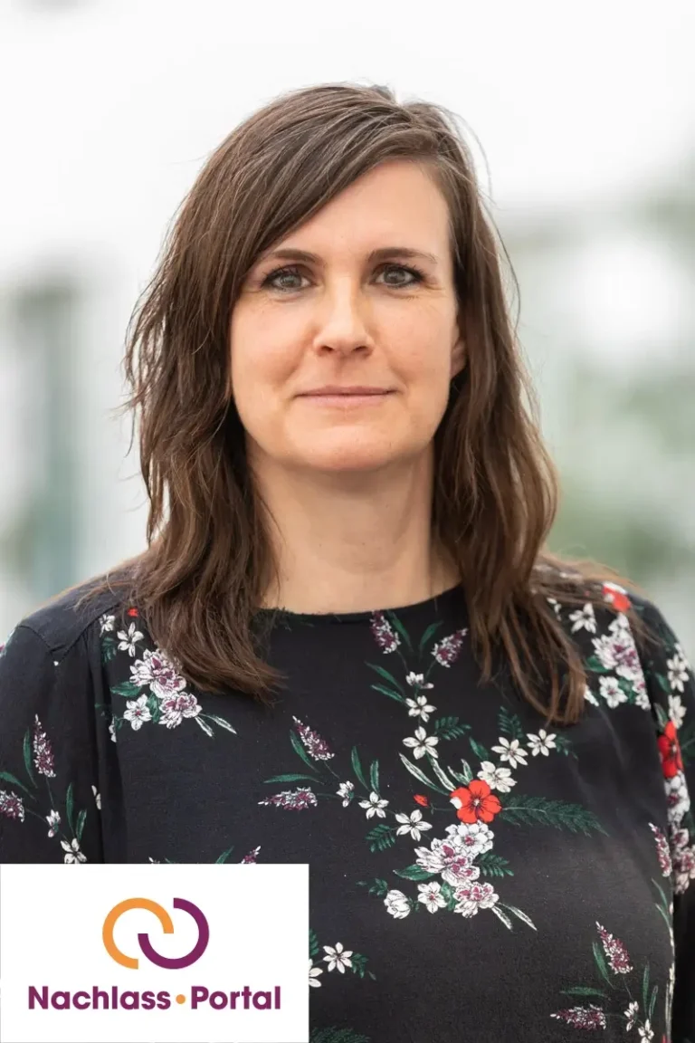 Frau mit braunen Haaren in einem geblümten Oberteil, unten links das Logo des Nachlassportals.